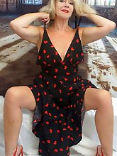 Randy mature mom enjoys posing very much