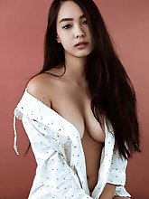 Spicy mature damsel is posing nude