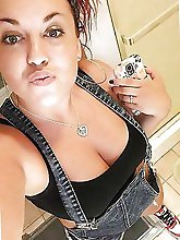 Voluptuous mature tart baring it all on camera