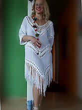 Selena039s posing in white