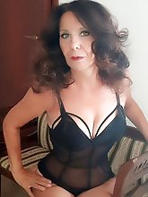 Good-looking older cougar is posing nude on picture