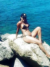 Gallant experienced milf playing with her pussy