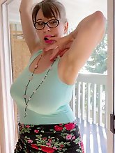 Slender aged sluts are trying to seduce